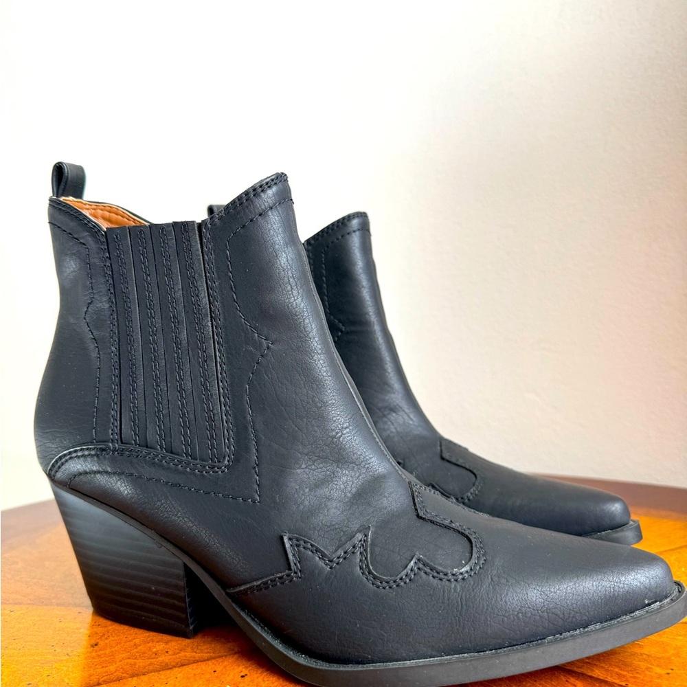 Indigo Brands Indigo Rd Women's Ankle Boots.Black | Size: 6 Like New